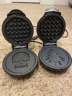 Dash mini waffle makers Halloween Skull / Holiday Tree